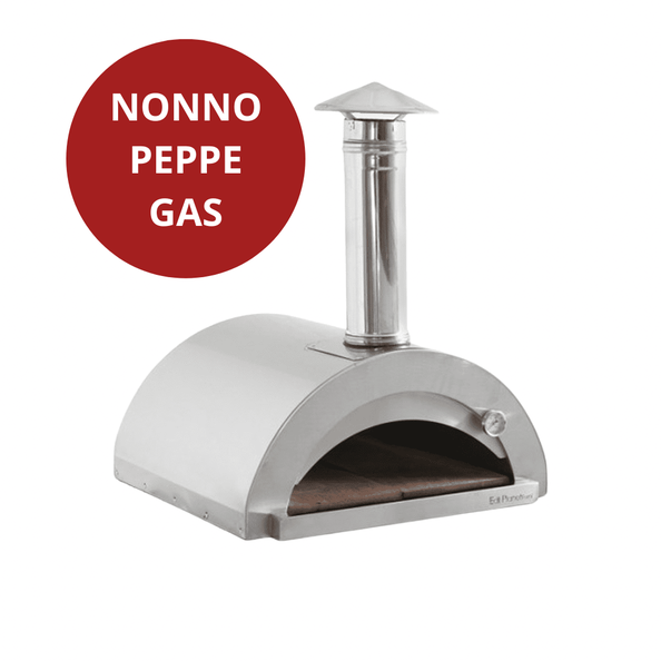 Bilden visar en imponerande Nonno Peppe pizzaugn, tillverkad på Sicilien med en klassisk italiensk design. Ugnen har ett robust rostfritt ytterhölje och en 40 mm äkta biscotti-baksten. Med generösa dimensioner på 60x60 cm för bakbordet erbjuder den gott om utrymme för matlagning och pizzabakning av olika storlekar. Nonno Peppe är välisolerad för bränsleeffektivitet och långvarig värme, vilket den erfarna pizzabagaren uppskattar. Ugnen levereras komplett med ugnslucka, gasbrännare och skorsten för enkel användning. För optimal prestanda rekommenderas också kompletterande tillbehör såsom en passande pizzaspade och en infraröd termometer för uppvärmning och temperaturkontroll. Molto Buono är en stark rekommendation för en genuin italiensk pizzabakningsupplevelse.